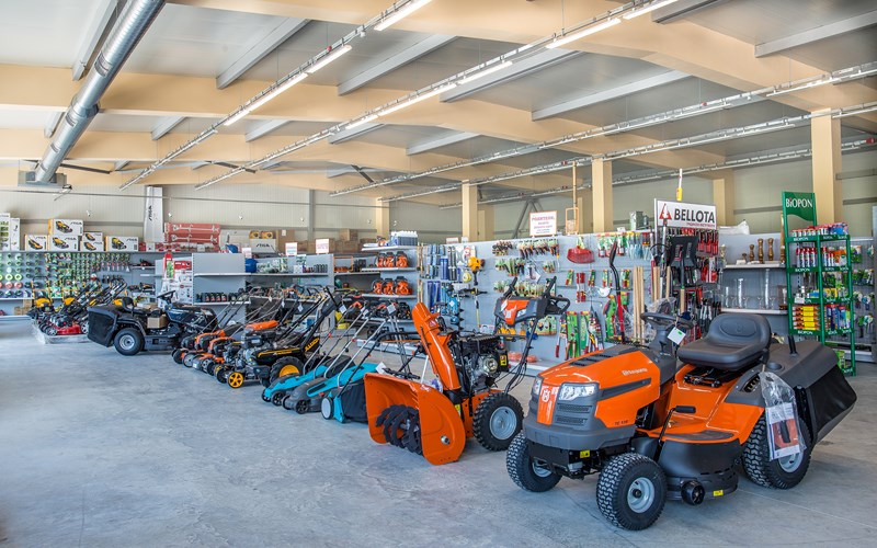 Зелена Линия – вътрешен изглед с градинска техника